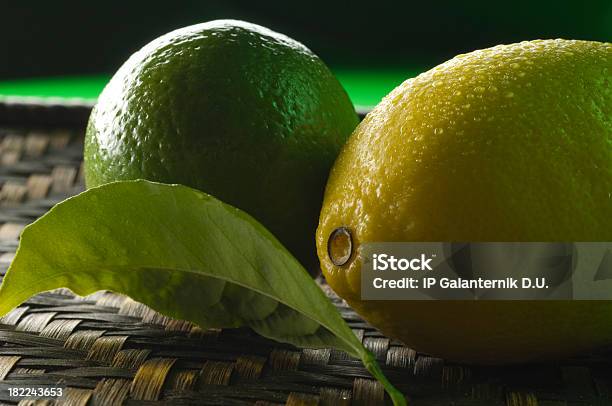 Verde Lime E Limone Con Foglie Di Agrumi Sul Tappeto - Fotografie stock e altre immagini di Agrume