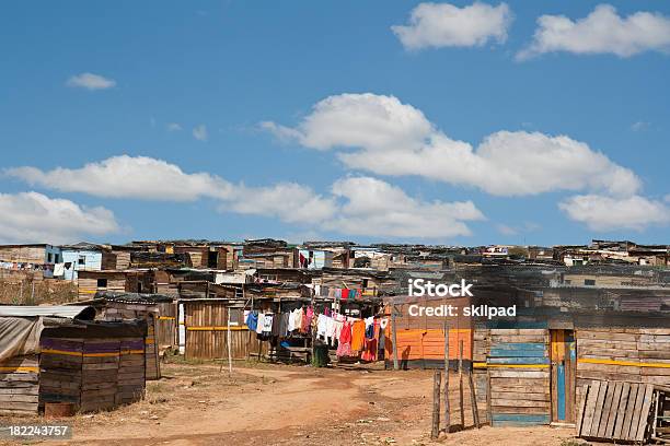 Shanty La Ciudad Foto de stock y más banco de imágenes de Azul - Azul, Barraca, Barrio bajo