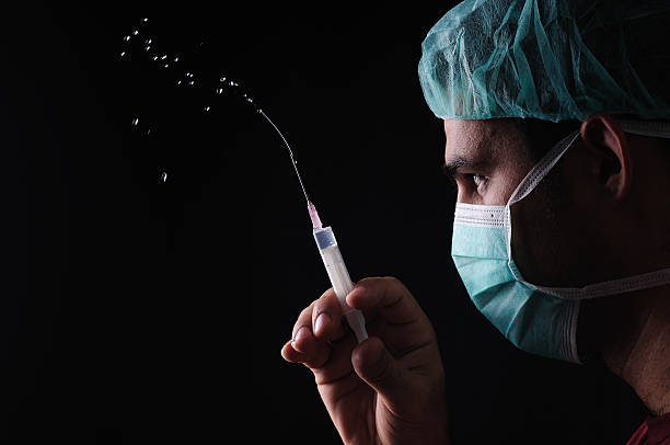 médico con la vacuna de la gripe - syringe medical injection surgical needle surgical mask fotografías e imágenes de stock