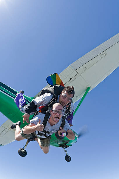 royalty free banco de fotos: dois homens skydiving - skydiving parachute parachuting taking the plunge - fotografias e filmes do acervo