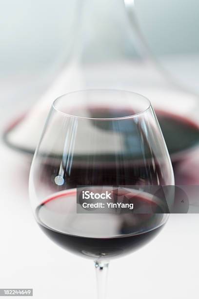 Weinglas Und Dekanter Mit Rotwein Stockfoto und mehr Bilder von Dekantiergefäß - Dekantiergefäß, Wein, Alkoholisches Getränk