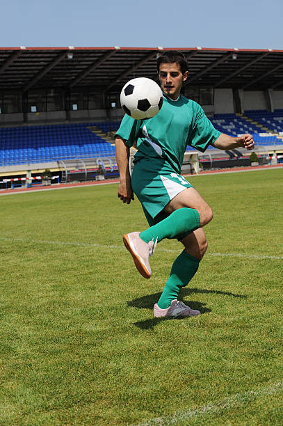 jugador de fútbol malabarismo - volley kick fotografías e imágenes de stock