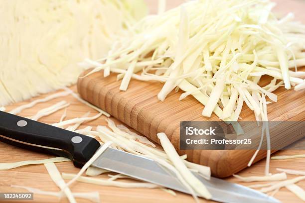 Cortada Repolho Na Tábua De Corte - Fotografias de stock e mais imagens de Tábua de Cozinha - Tábua de Cozinha, Chucrute, Alimentação Saudável