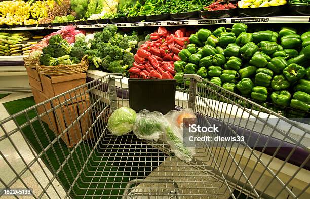 Compras De Mercearia - Fotografias de stock e mais imagens de Brócolo - Brócolo, Carrinho de Compras, Comida