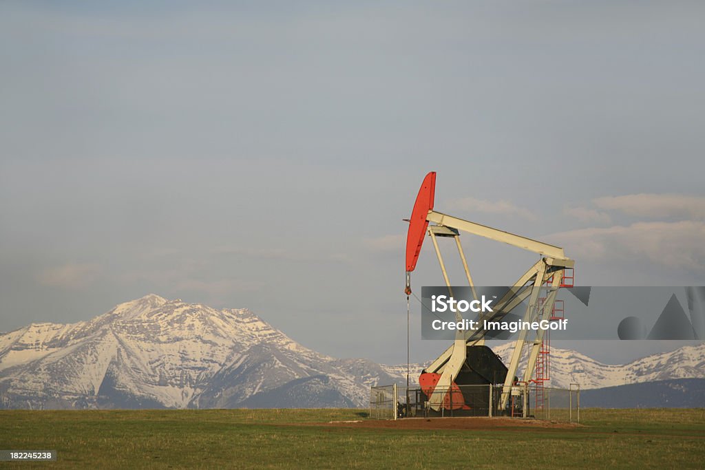 Pumpjack rojo - Foto de stock de Bomba de petróleo libre de derechos