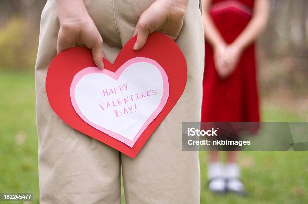 Junge Hält Valentinstagkarte Hinter Dem Rücken Stockfoto und mehr Bilder von Bildschärfe - Bildschärfe, Einzelwort, Erwartung