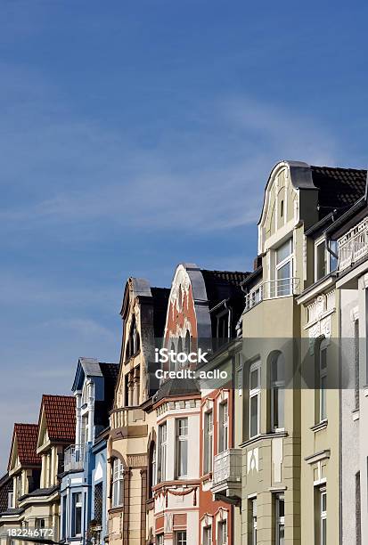 Fila Di Case A Schiera - Fotografie stock e altre immagini di Ambientazione esterna - Ambientazione esterna, Architettura, Balcone