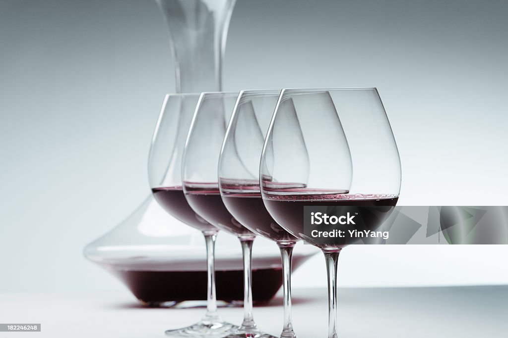 Rotwein in Weingläser und und Decanter Hz - Lizenzfrei Dekantiergefäß Stock-Foto