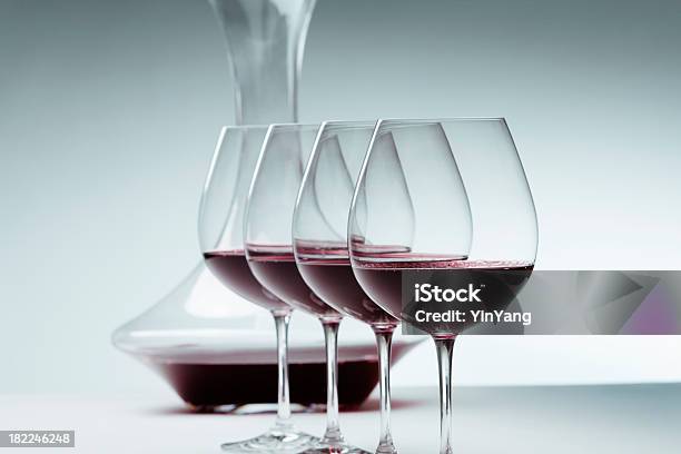 Czerwone Wino W Karafka Hz Wineglasses I - zdjęcia stockowe i więcej obrazów Dekanter - Dekanter, Czerwone wino, Kieliszek