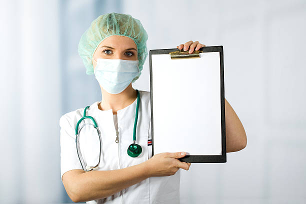 Femme médecin avec le presse-papiers vide - Photo