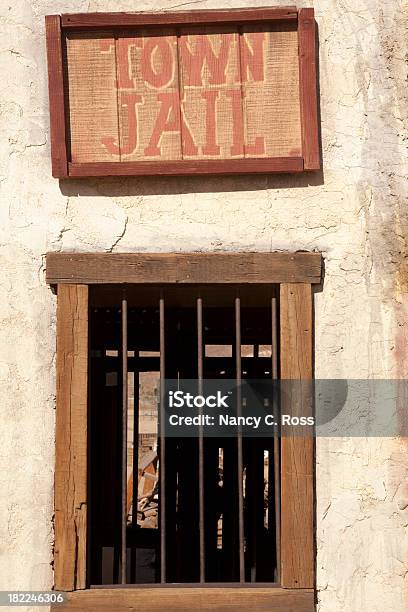 Mano Lettered Ciudad De Prisión Señal Se Cierne Sobre La Ventana Con Barras De Apoyo Foto de stock y más banco de imágenes de Aire libre