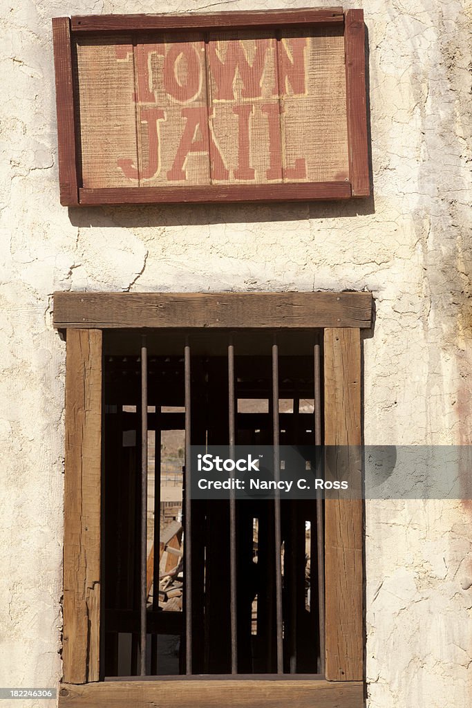 Ręka Znak i oznaczone Miasto więzienia ścienny powyżej okna z barów - Zbiór zdjęć royalty-free (Architektura)