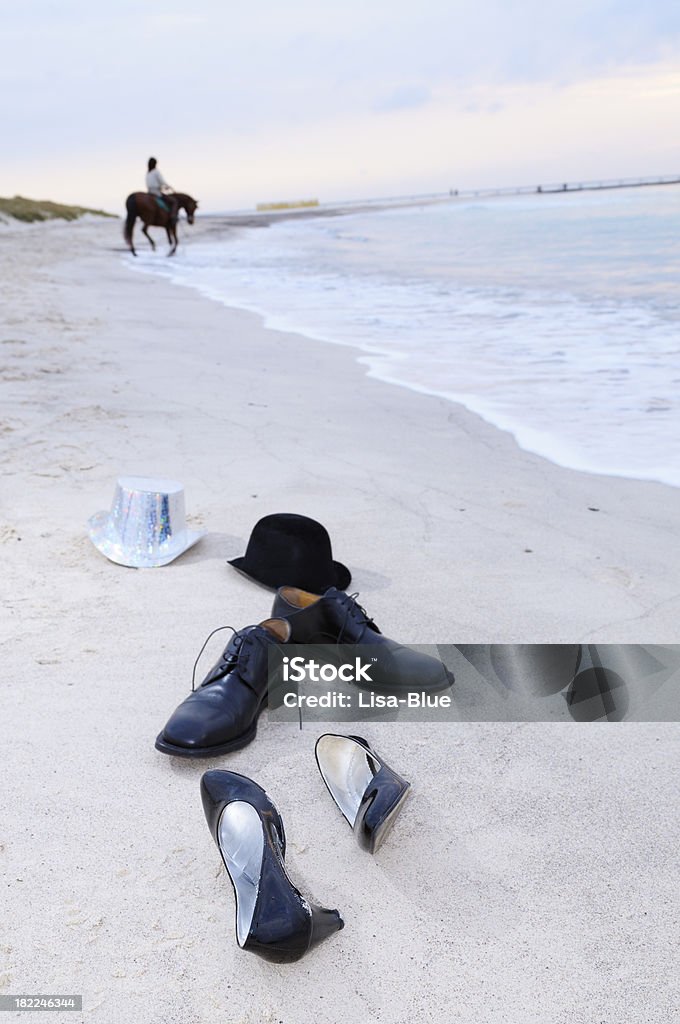 Zapatos de fiesta en la playa después - Foto de stock de Actividad libre de derechos