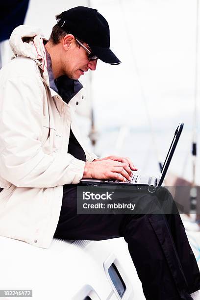 Hombre De Negocios Con Ordenador Portátil En Barco De Vela Foto de stock y más banco de imágenes de Adulto