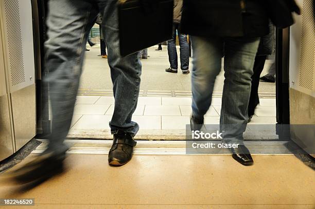 Passageiros Introduzir Coloração De Estação De Metro - Fotografias de stock e mais imagens de Entrar