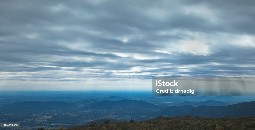 Blue Ridge Mountains unter einer stürmischen Himmel Panorama - Lizenzfrei Anhöhe Stock-Foto