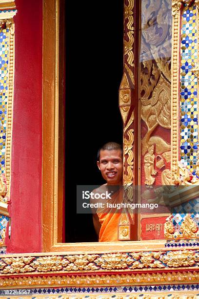Тайский Буддийский Монах Улыбается Храм Таиланда Традиционная Культура — стоковые фотографии и другие картинки Азиатская культура