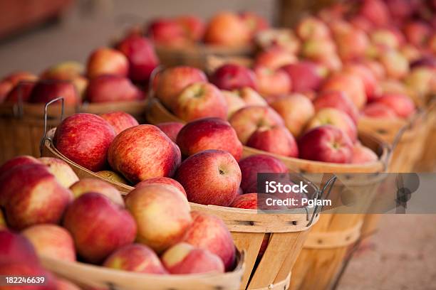 Productos Frescos Para La Venta Foto de stock y más banco de imágenes de Agricultura - Agricultura, Alimento, Cesta