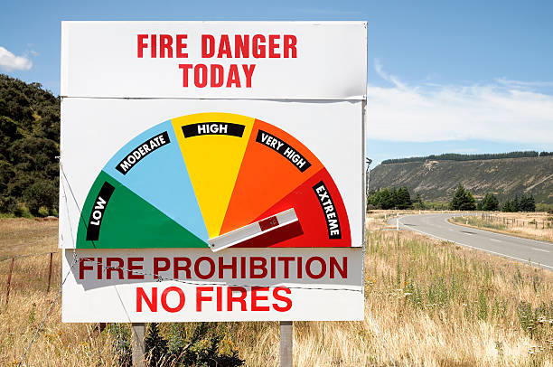 экстремальные огонь опасность предупреждающий знак - photography nature rural scene full frame стоковые фото и изображения