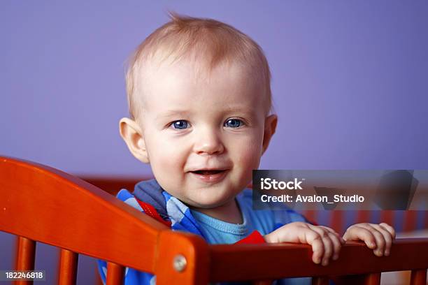 Bebé Feliz - Fotografias de stock e mais imagens de Azul - Azul, Bebé, Berço