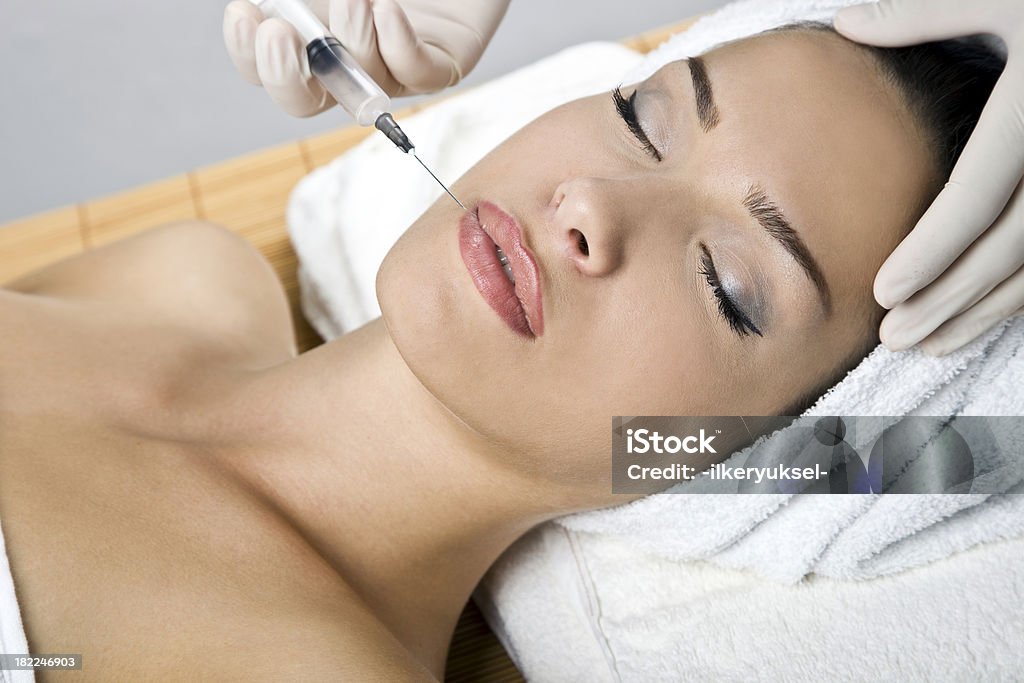 Kosmetikerin, die eine Spritze - Lizenzfrei Alternative Behandlungsmethode Stock-Foto