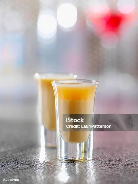 Irlandês E Gran Marnier Shooters Creme - Fotografias de stock e mais imagens de Alimentação Não-saudável - Alimentação Não-saudável, Aço Inoxidável, Bar - Local de entretenimento