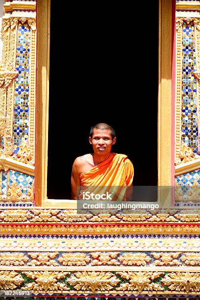 Photo libre de droit de Moine Bouddhiste Thaïlandais Souriant Temple De Thaïlande De La Culture Traditionnelle banque d'images et plus d'images libres de droit de Adulte