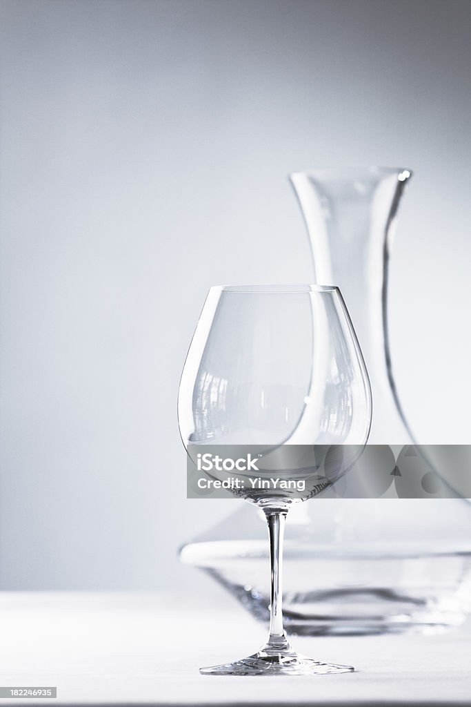 Vidro-Stemware- taça e garrafa de vinho no branco - Foto de stock de Bebida alcoólica royalty-free