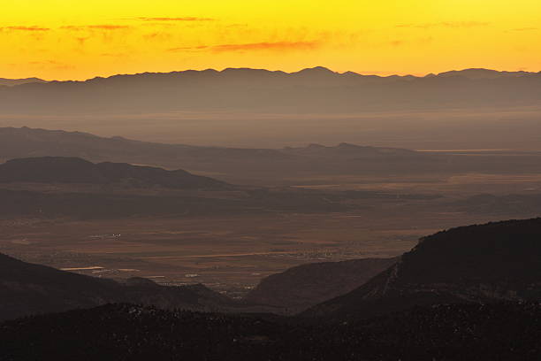 пустыня ночь пейзаж силуэт - moody sky dark saturated color extreme terrain стоковые фото и изображения