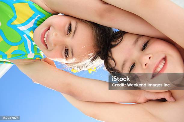 Foto de Protetor Solar e mais fotos de stock de 6-7 Anos - 6-7 Anos, Abraçar, Amizade