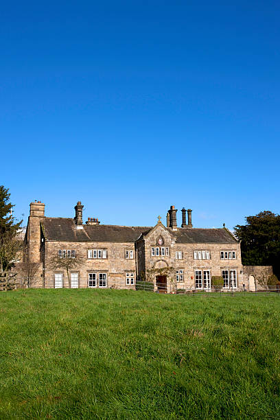 istock Traditional English Country House 182247178