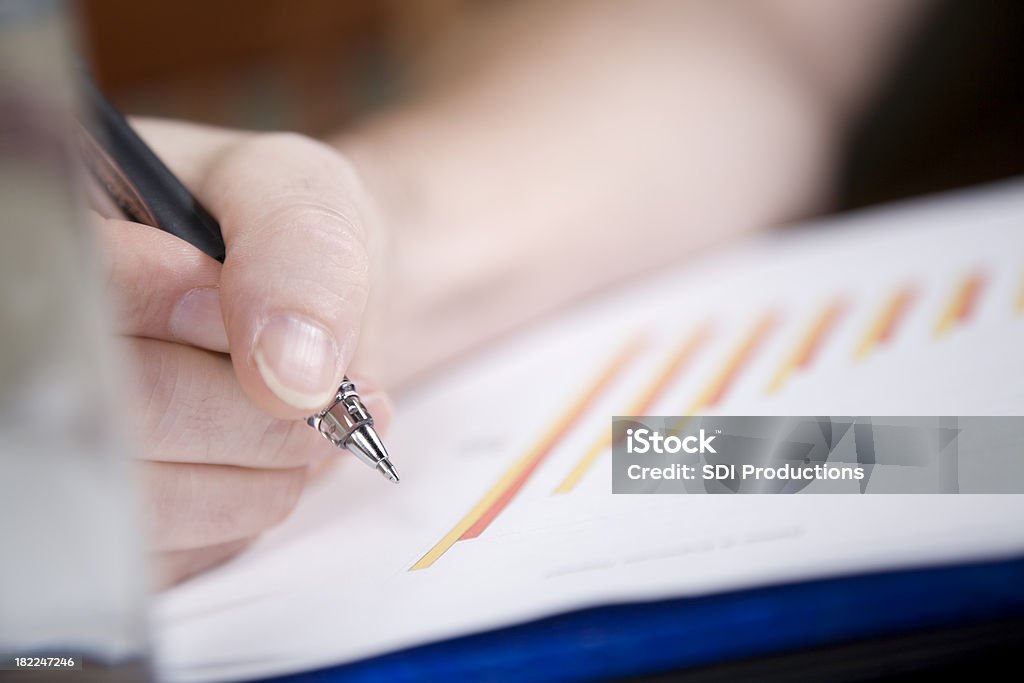 Mujer de negocios con una pluma de la empresa Financial Charts - Foto de stock de Adulto libre de derechos