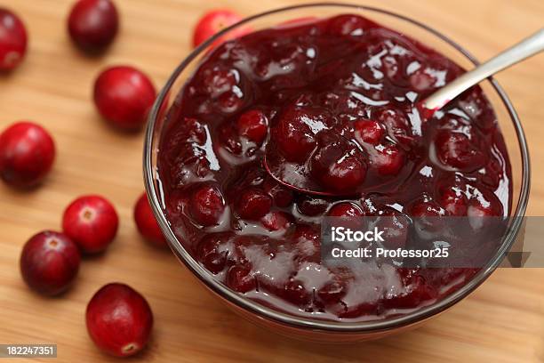 Foto de Molho De Cranberry e mais fotos de stock de Molho de Oxicoco - Molho de Oxicoco, Tigela - Louça, Alimentação Saudável