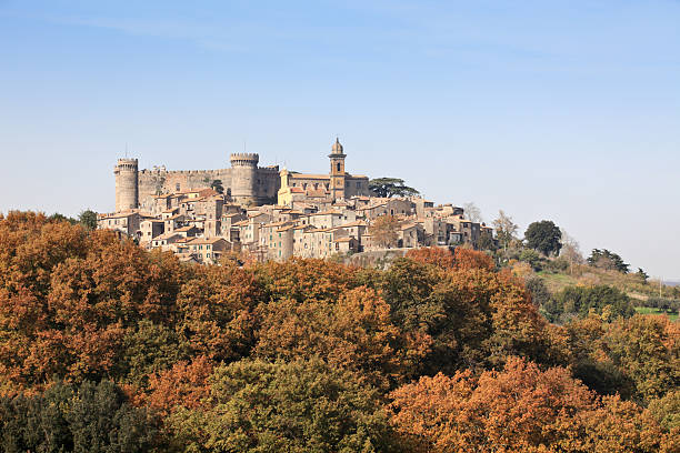 bracciano y odescalchi castillo en otoño, lazio italia - bracciano fotografías e imágenes de stock