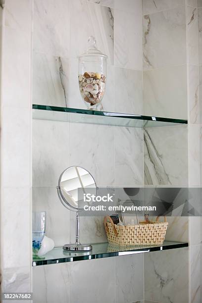 Foto de Luxuoso Banheiro e mais fotos de stock de Prateleira - Mobília - Prateleira - Mobília, Vidro, Banheiro - Estrutura construída