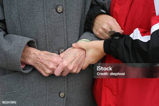 Manter E Apoio - Fotografias de stock e mais imagens de Demência - Demência, Acordo, Adulto