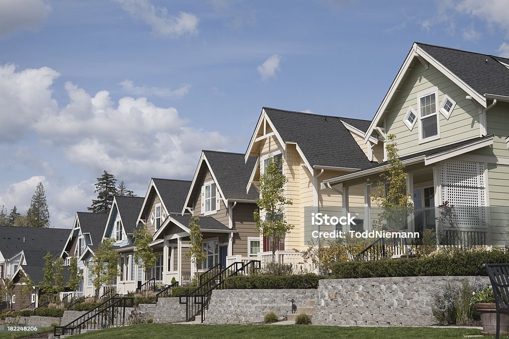 cottage rangée de maisons. - Photo de Banlieue pavillonnaire libre de droits