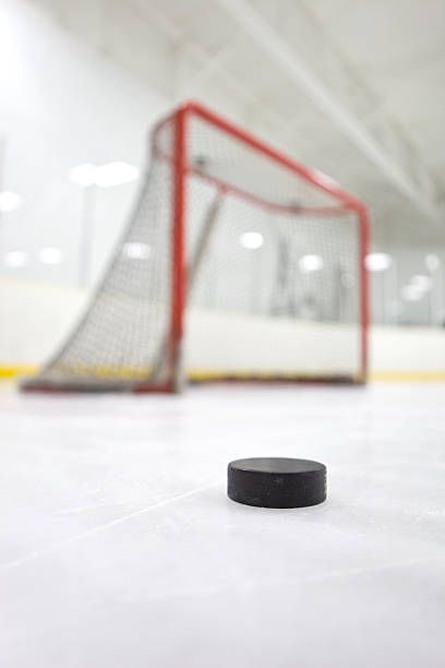 disco de hóquei sobre o gelo no gelo nível próximo objetivo - ice hockey hockey puck playing shooting at goal imagens e fotografias de stock