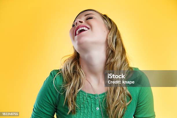 Yellow Seriegoofy Lachen Stockfoto und mehr Bilder von Attraktive Frau - Attraktive Frau, Augen geschlossen, Bildkomposition und Technik