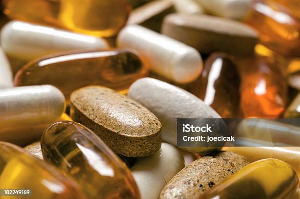 Foto de Vitamina Pílulas e mais fotos de stock de Suplemento nutricional - Suplemento nutricional, Vitamina - Descrição, Alimentação Saudável