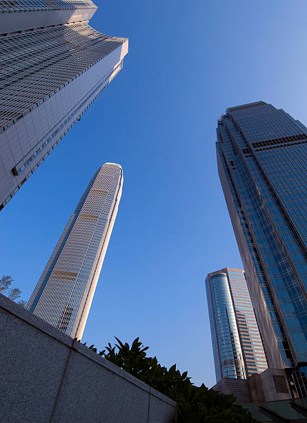 sky scrapers à hong kong, en chine. - clear sky hong kong island hong kong china photos et images de collection