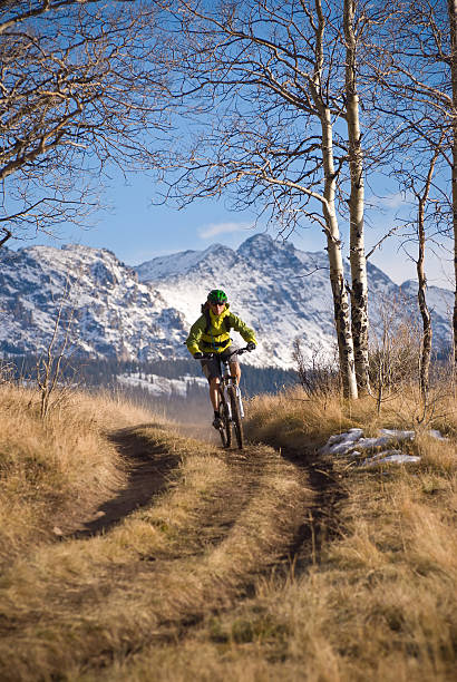 человек едет singletrack на горный велосипед в живописном месте - mountain biking colorado action cycling стоковые фото и изображения