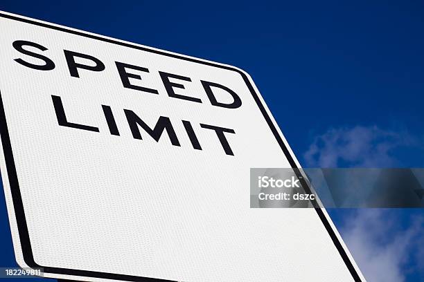 Foto de Em Branco Placa De Limite De Velocidade e mais fotos de stock de Autoridade - Autoridade, Azul, Branco