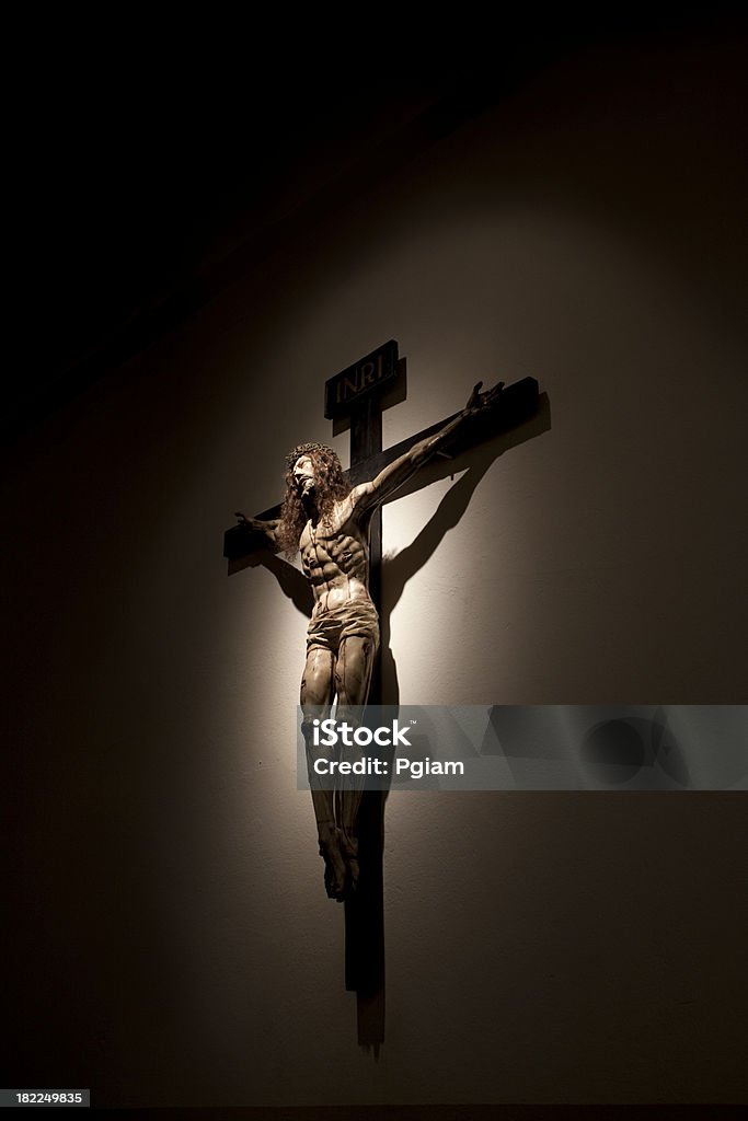 Jesús Crucifixion en una iglesia - Foto de stock de Corona de espinas - Objeto religioso libre de derechos