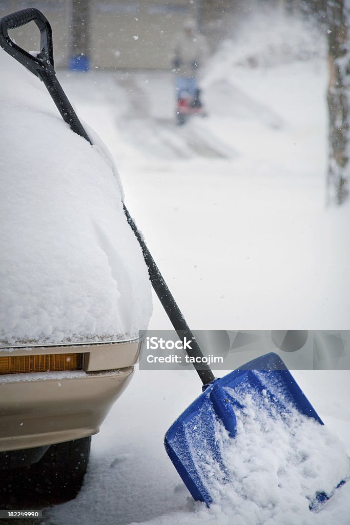 Ventisca y pala de nieve de invierno - Foto de stock de Chicago - Illinois libre de derechos