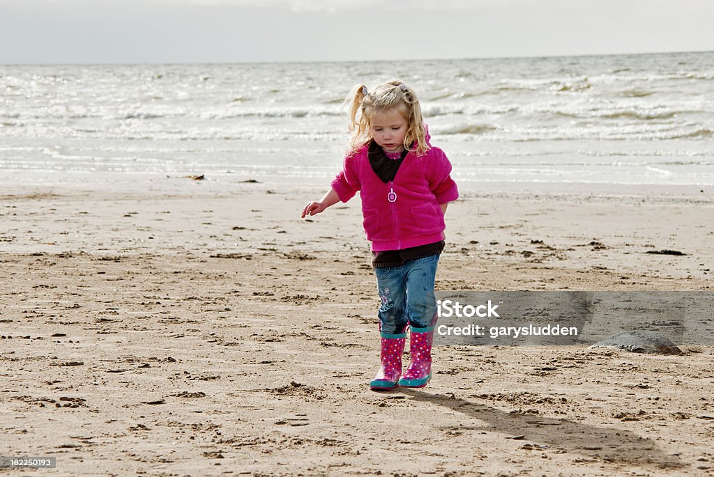 Niña jugando en la playa - Foto de stock de 2-3 años libre de derechos