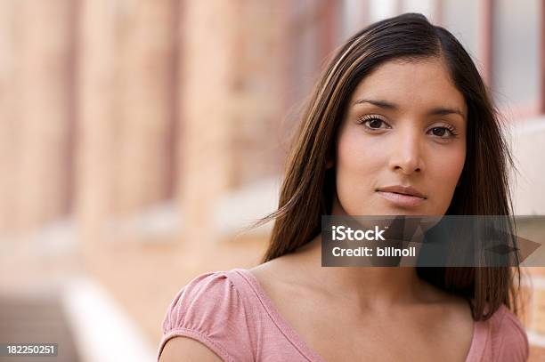 Atractiva Joven Estudiante Mujer En Campus Foto de stock y más banco de imágenes de Serio - Serio, Mexicano, Belleza