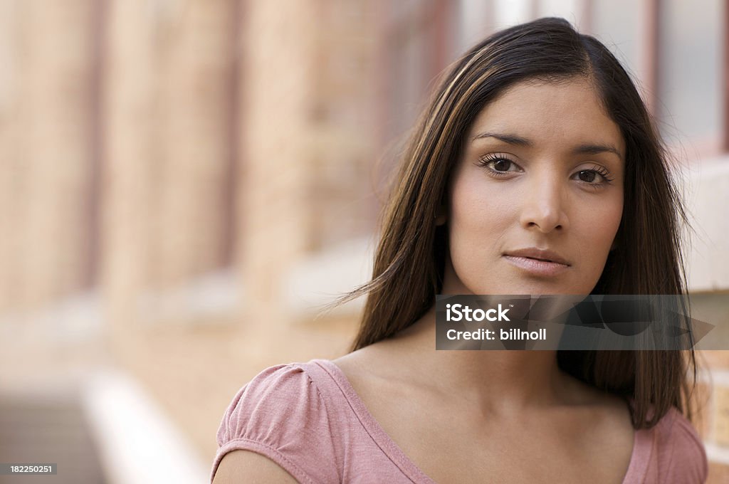 Привлекательные молодая студентка на campus - Стоковые фото Серьёзный роялти-фри