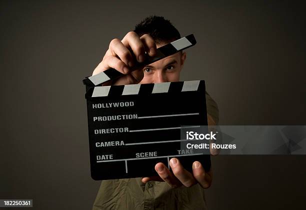 Человек С Clapperboard — стоковые фотографии и другие картинки Кинохлопушка - Кинохлопушка, Киноиндустрия, Молодой мужчина