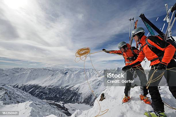 Bergsteiger Beim Abseilen Stockfoto und mehr Bilder von Eisklettern - Eisklettern, Abenteuer, Abseilen